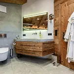 Harmony Deluxe Chalet, Sauna & Fireplace By Belle-stay Дом отдыха