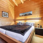 Дом отдыха Harmony Deluxe Chalet, Sauna & Fireplace By Belle-stay